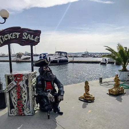 Crown Fort Black Coast Studio Apartment شقة النايت