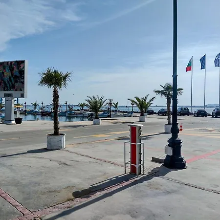 Crown Fort Black Coast Studio Apartment شقة النايت